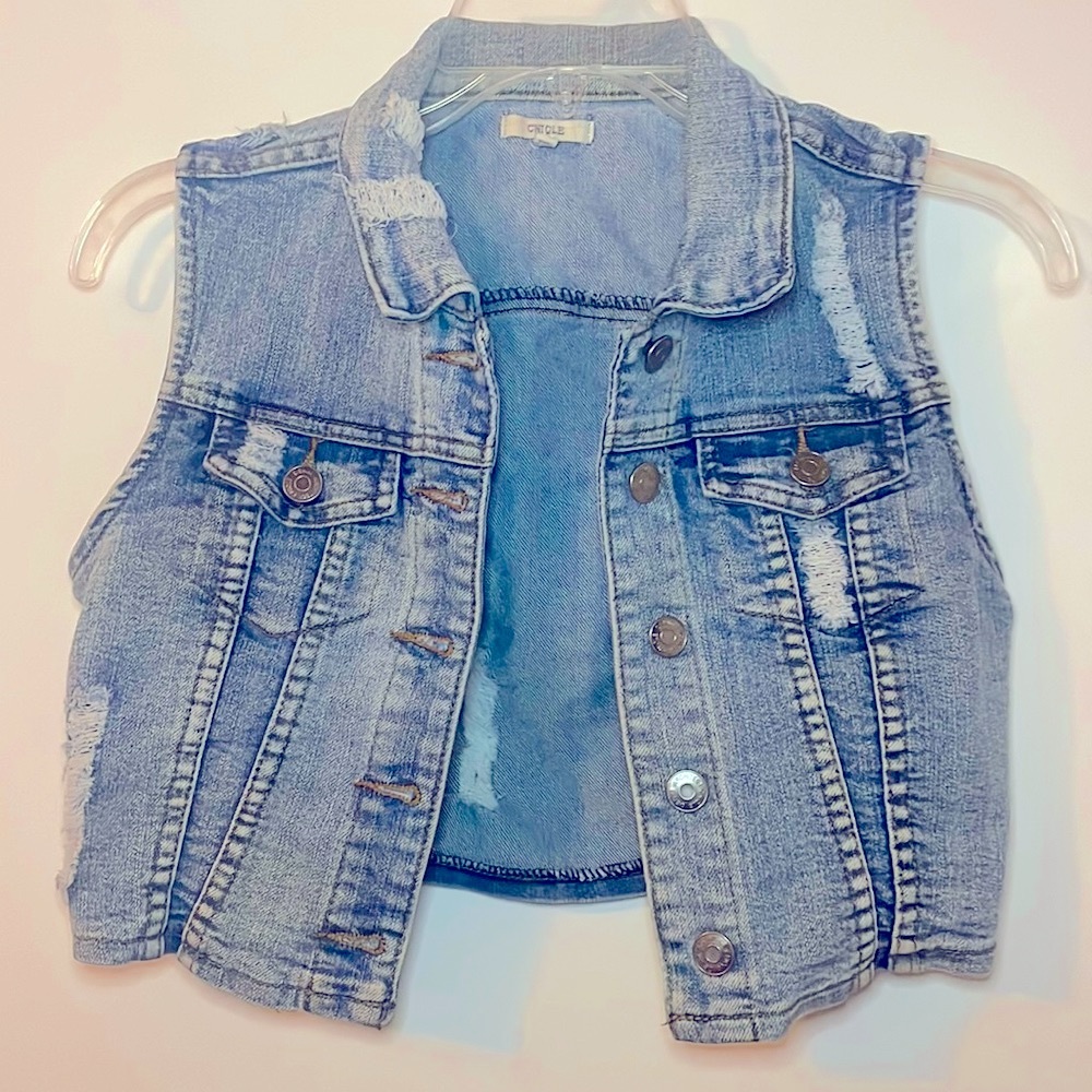 - $11 was $20 ChiQle distressed jean jacket medium wash size small 90’s